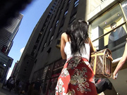 偷拍斑马线上抄底花短裙翘臀风骚洋妞的无毛鲍鱼