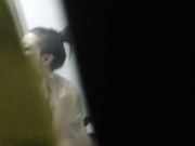 窗户缝隙偷拍长相清纯的妹子用中药水洗逼 不知道是不是房事过多