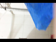 花钱雇人偷拍游泳馆冲洗间妹子嘘嘘然后再换位置拍大奶妹子淋浴