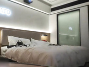 约个白衣牛仔裤骚妹子洗完澡穿上黑丝插嘴后入