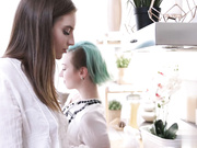 幸运的家伙乱搞两个青少年辣妹疯狂舔弄