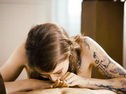 纹身美女伊甸园常春藤骑上了心爱的公鸡