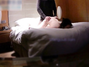 新番号028-无套玩帝都初次约炮的大一学生妹,操到崩尿,皮肤白嫩,细腰小肥臀！国语