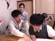 [DANDY-893] 「今日も息子の家庭教師とセックスしています。」2人きりになったら10秒で挿入？！息子がすぐ隣にいるのにイケメン家庭教師のチ○ポを握る肉欲教育ママ - 4of5