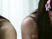 跟好闺蜜一起发骚，甜美诱人全程露脸黑丝情趣诱惑跟狼友互动