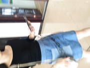 高檔寫字樓公共衛生間拍攝到的牛仔裙高跟漂亮清純妹子如廁 邊玩手機邊用電筒補光拍攝 清晰對白～1080P高清