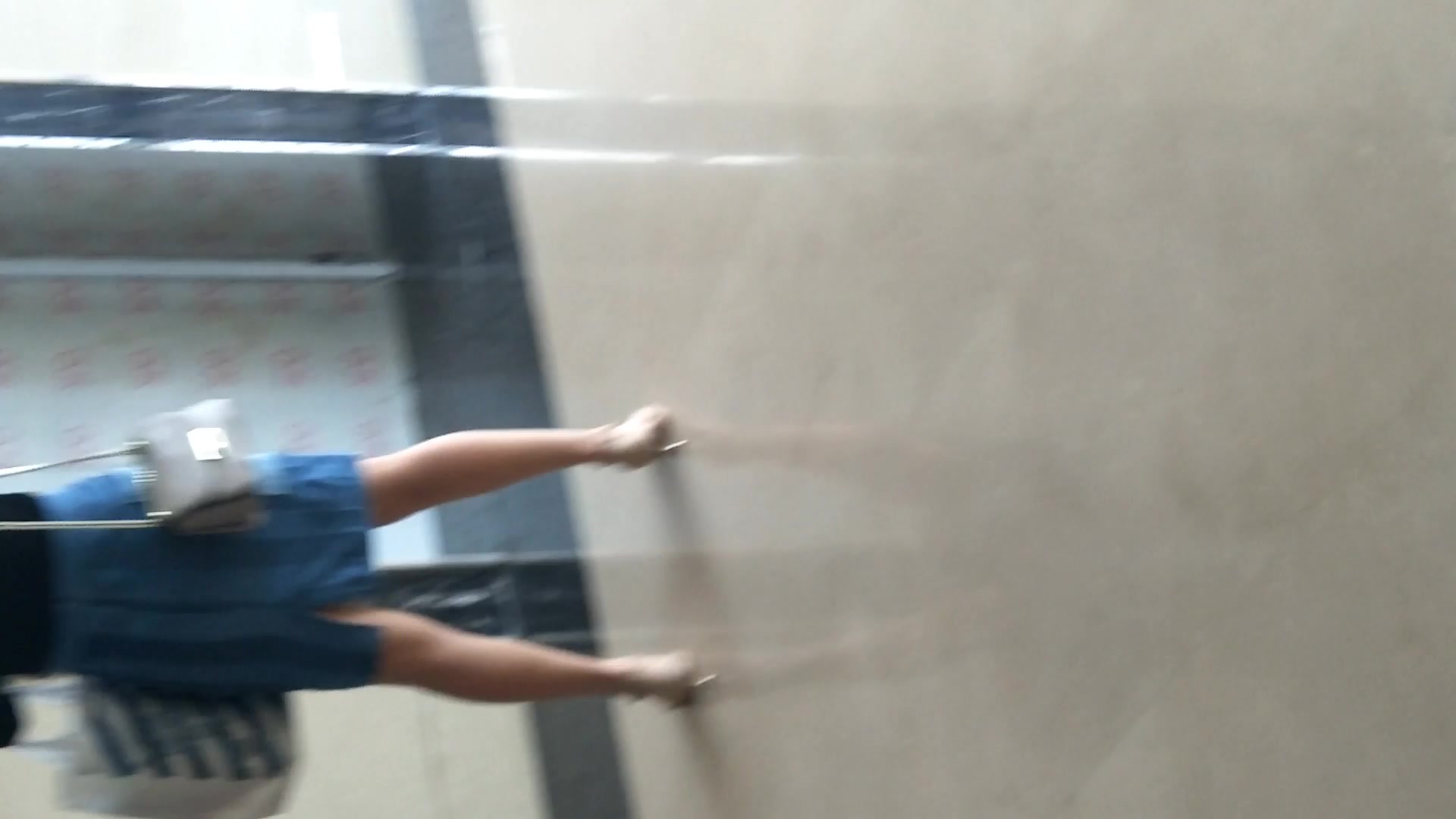 高檔寫字樓公共衛生間拍攝到的牛仔裙高跟漂亮清純妹子如廁 邊玩手機邊用電筒補光拍攝 清晰對白～1080P高清