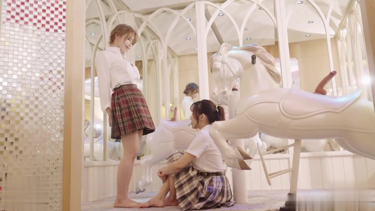 淫荡学妹旋转木马帮我高潮