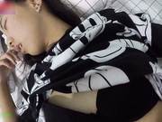 漂亮的大学美女被闺蜜男友吃饭时故意灌醉后以送她回去为由带到家里侵犯 近距离爆插拍摄 720P高清