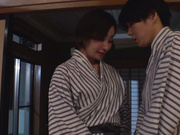 [FJIN-019] 息子ほど年の離れたバイト先の男子学生達と一泊二日の温泉旅行に来たFcup巨乳.... - 3of5