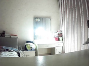 家庭網絡攝像頭黑客破解拍攝到的很性福的年輕夫妻從某寶上買來的多套情趣內衣換上試一試 還拿著手機拍攝 露臉高清