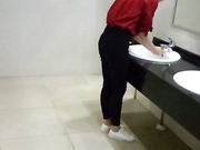 某站最新流出作品-某寫字樓大廈公共女廁拍攝到的各式漂亮妹子如廁噓噓 貌似出來後還故意搭訕妹子拍臉