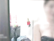 某地三線極品美女嫩模被猥瑣攝影師哄騙家中拍攝趁機潛規則啪啪 肥嫩蝴蝶美穴對著鏡子邊幹邊拍攝 國語高清