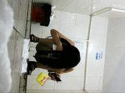 精品推薦 某高校公共女廁全景拍攝各式美女如廁 貌似有個來月事的氣質眼鏡妹子下面毛毛非常濃密～1080P高清