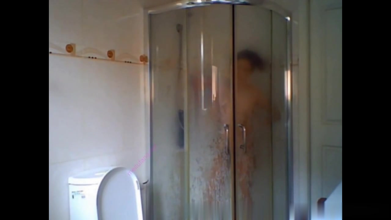 精品推薦 鹹濕房東公寓合租房女大學生浴室偷放攝像頭偷拍幾個苗條妹子沐浴更衣 下面毛毛濃密看得欲火焚身 720P高清原版