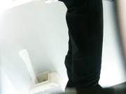 某寫字樓公共女廁拍攝到的美女白領如廁 貌似上班時間還玩手機被發現潛入女廁玩 露臉高清