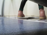 國內廁拍大神高鐵公共廁所偷拍幾個美女少婦如廁 有個帶著兩個女兒坐車的少婦顏值不錯 騷穴肥嫩 1080P高清原版