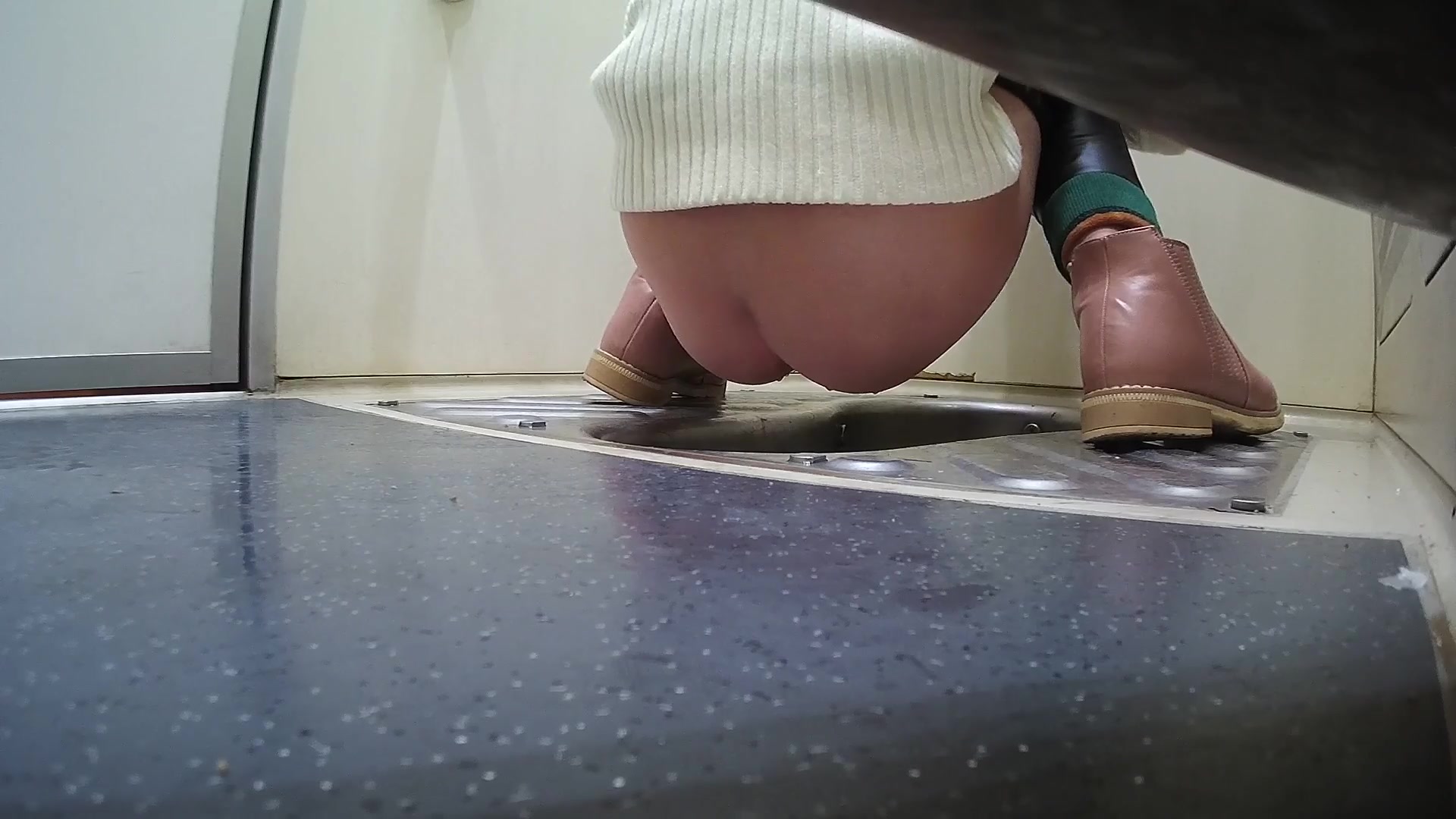 國內廁拍大神高鐵公共廁所偷拍幾個美女少婦如廁 有個帶著兩個女兒坐車的少婦顏值不錯 騷穴肥嫩 1080P高清原版