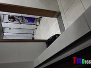 某醫院公共衛生間拍攝到的可愛妹子如廁 貌似下面很幹凈還喜歡照鏡子 差點被發現了 露臉高清