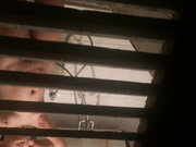 精品推薦 出租屋門下縫隙拍攝到大奶年輕美女沐浴更衣 豐滿雪白大奶看得讓人欲火焚身 1080P原版高清