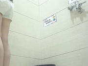 某大型商場公共衛生間全景偷拍各式美女少婦如廁 有個妹子袒胸露乳才能尿尿看得欲火焚身 1080P高清原版