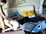 居家攝像頭黑客破解拍攝到的身材性感漂亮美女大白天中午和老公床上啪啪過性生活 逼毛旺盛性欲超強 720P原版高清