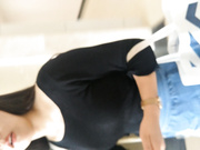 某寫字樓公共衛生間拍攝到的藍裙白絲高跟美艷少婦主編如廁噓噓 兩片肥唇張開露出粉嫩陰蒂誘惑十足 露臉高清