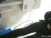 最新流出國內廁拍大神暗夜拍攝某酒店集體宿舍公共女廁各式美女如廁 形態各異姿勢毛毛濃密誘惑 1080P原版高清