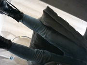 最新流出國內廁拍大神暗夜潛入商場公共女廁全景偷拍各式美女如廁 有個手持紅色手機少婦顏值蠻高的 1080P高清原版