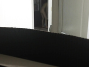 趴出租屋窗戶邊手機拍攝美女房客洗澡更衣 全裸打電話電風扇吹穴 逼逼毛好多啊 露臉高清 (1)