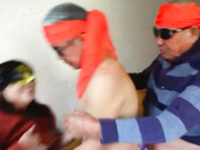 猥瑣大叔小旅店鐘點房私約大吊奶熟女少婦玩3P遊戲 輪流前後雙洞齊插幹得浪叫聲不斷 國語1080P高清