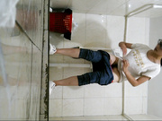 新全景高校女廁正面拍攝3個很有知識範黑框眼鏡美眉如廁噓噓 肥嫩逼逼看得誘惑十足 1080P高清