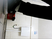 新全景高校女廁正面拍攝3個很有知識範黑框眼鏡美眉如廁噓噓 肥嫩逼逼看得誘惑十足 1080P高清