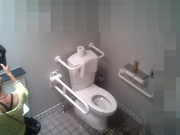 某站最新流出-旅遊景點公共女廁偷拍遊客和導遊如廁 有個黑衣妹子揪了不少衛生紙擦逼逼 1080P高清原版