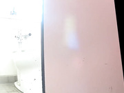 某站最新流出-水上樂園公共女廁全景偸拍多位漂亮妹子如廁噓噓 有個長腿妹子貌似月經量有點大塞著內置衛生棒來玩 720P高清原版