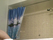 偷拍合租美女洗澡，奶头像葡萄