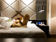 康先生-酒店再次爆操95年漂亮性感美女Aimee第二部,强行要求拍摄加上操她时有点粗暴生气了说：你在玩我,滚！