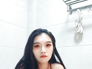 新来的大奶少妇浴室洗完澡到床上诱惑狼友，揉捏性感的大奶子，掰开逼逼给狼友看，撅着屁股求草，精彩别错过