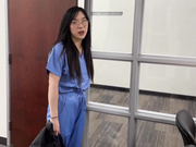 变态医生说服年轻的亚裔实习生通过献身来得到进步