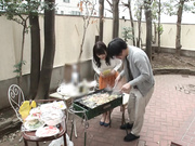 [OYC-267] 仲良し夫婦3組が嫉妬につぐ嫉妬で、楽しかったはずのBBQがまさかの泥沼スワッピングに！【破解】 - 1of5