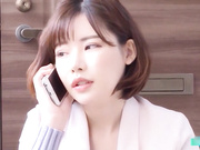 刚结婚的夫妻搬到了新公寓，变态邻居趁着老公上班就威胁强奸了他老婆