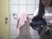 卫生间暗装针孔真实偷拍，眼镜飞机场表姐洗澡，有点小激动