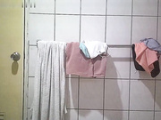 卫生间暗装针孔真实偷拍，眼镜飞机场表姐洗澡，有点小激动