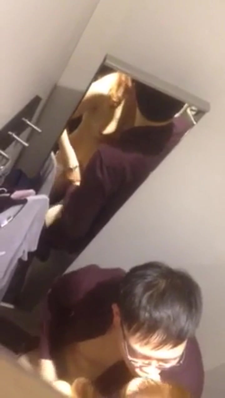 优衣库后续美女在换衣服男友冲进去开始揉大咪咪，开干是都是水，插得很幸福