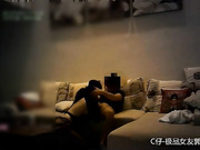 别墅沙发上办情人，性感美女身材一流脸蛋没话说，鸡巴硬了