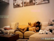 别墅沙发上办情人，性感美女身材一流脸蛋没话说，鸡巴硬了