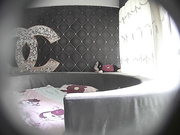 香奈儿情趣套房TP没啥性经验的大学生情侣不戴套干完也不洗洗就穿上裤子女的长得还可以