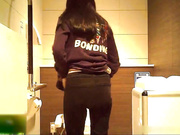 坐盗市新流出时尚购物商城坐厕前拍有几个美女长得还可以