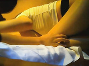 内裤哥桑拿会所双飞2位极品美女,看到大鸡巴大吃一惊说：这也太大了,嘴里放不下,避孕套都要用大号的 体格小的被操的受不了。