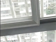 网友撩妹，妹子很谨慎脱之前先探出窗看看对面是否有偷窥的对白清晰